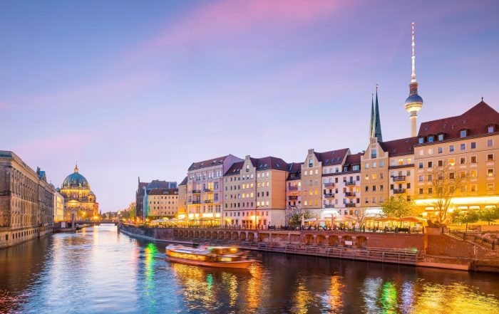 Berlin Spreeufer in der Dämmerung mit Fernsehturm im Hintergrund