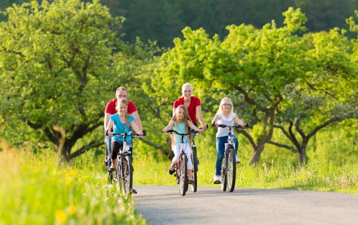 Familienausflug mit dem Fahrrad durch die Natur - Radwege Oberschwabens