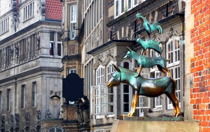 Die Bremer Stadtmusikanten vor historischer Häuserfassade - Bremen