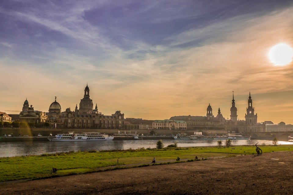 Blick auf Dresden vom Elbufer aus am Abend