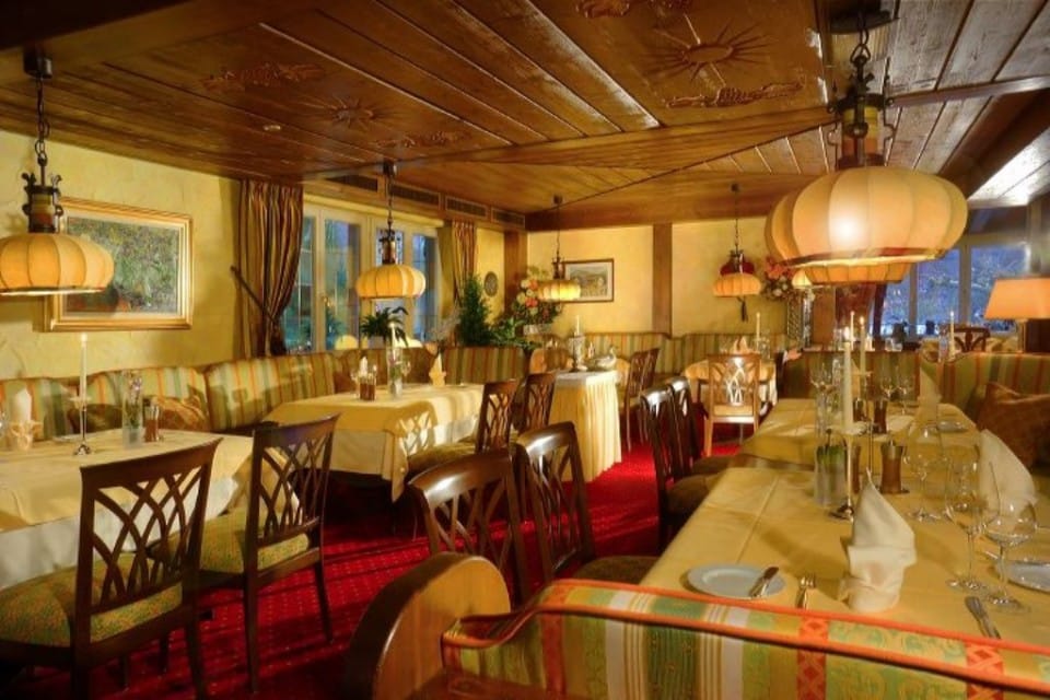 Restaurant im Hotel Rebstock Durbach im Schwarzwald mit gedigen-rustikalem Ambiente