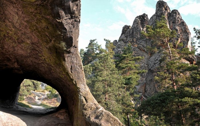 Wanderweg durch einen Felsen im Harz