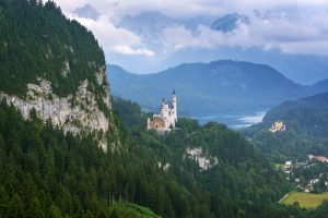 Blick auf Schloss Neuschwanstein und Schloss Hohenschwangau und den Alpsee