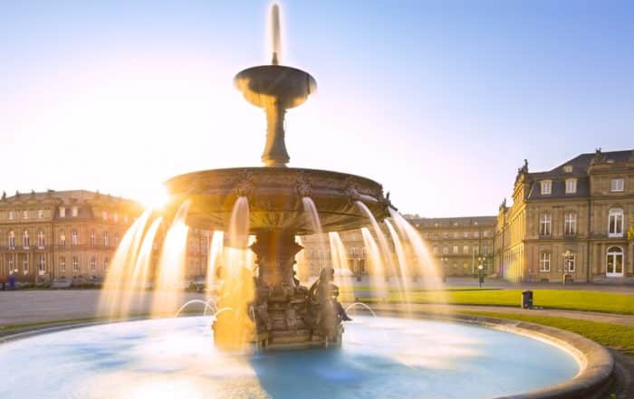 Stuttgart Schlossplatz - Blick auf das neue Schloss und den Sprinbrunnen in der Morgensonne