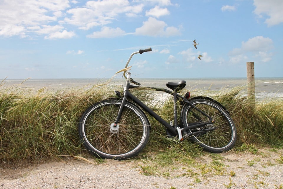 Fahrrad auf einer Düne am Strand auf Sylt