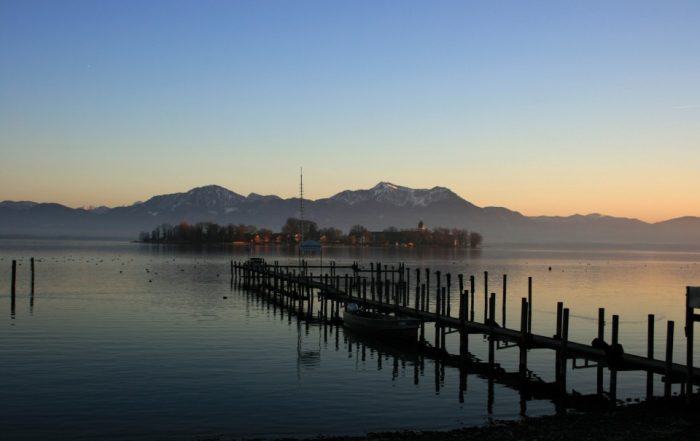 Chiemsee bei Sonnenuntergang. Sicht von Gstadt, Blick auf Frauenchiemsee