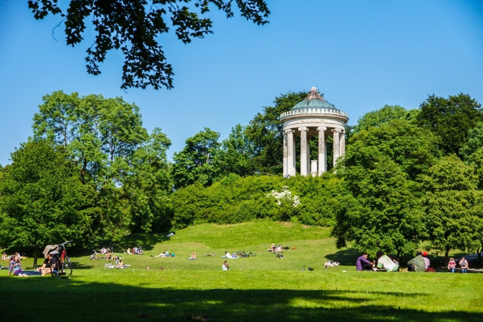 Picknick im Sommer im Englischen Garten in München