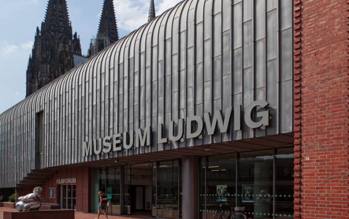 Ludwig Museum am Kölner Dom: international bedeutende Sammlung moderner und zeitgenössischer Kunst.