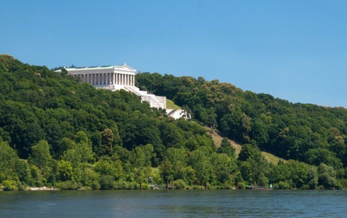 Blick über die Donau auf die Walhalla bei Regensburg