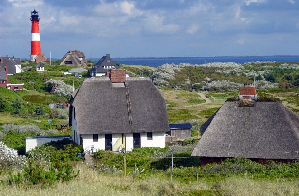 Leuchtturm Sylt Hörnum mit Strohdach-Häusern