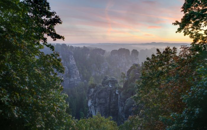 Blick über die Felsen der Bastei in der Sächsischen Schweiz