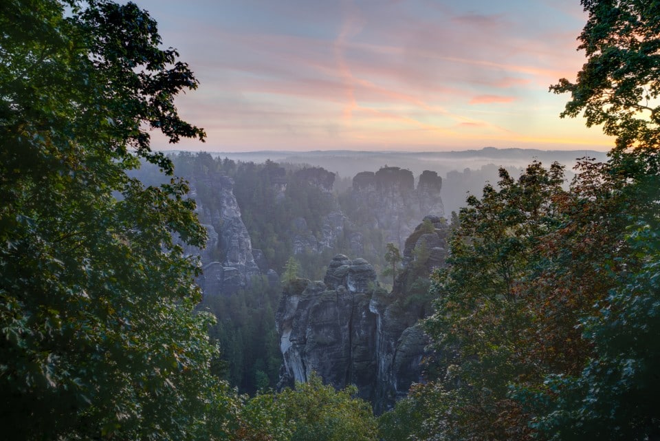 Blick über die Felsen der Bastei in der Sächsischen Schweiz