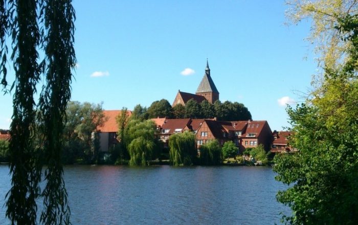 Blick über den See auf Mölln und die St. Nikolai Kirche