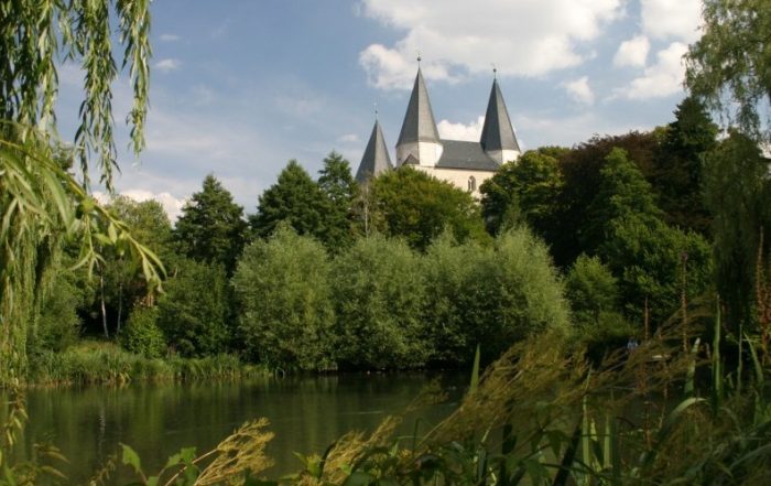 Blick über einen See zum Kaiserdom in Königslutter am Elm