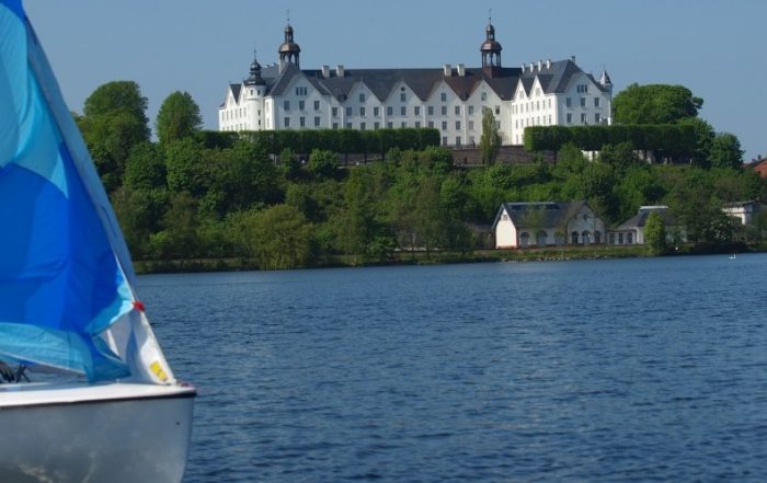Segelboot auf dem Plöner See vor dem Plöner Schloss - Holsteinische Schweiz