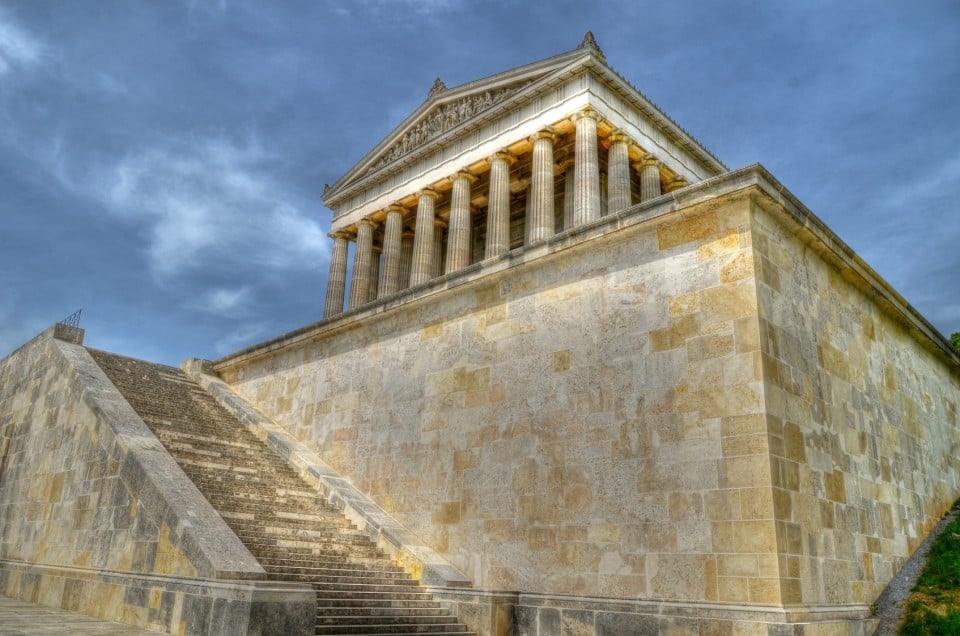 9. Gedenkstätte im Stil eines griechischen Tempels
