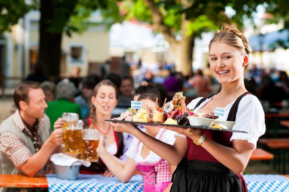 Bayern das beliebte Reisegebiet: Im Biergarten - eine gute Brotzeit - deutsche Kultur