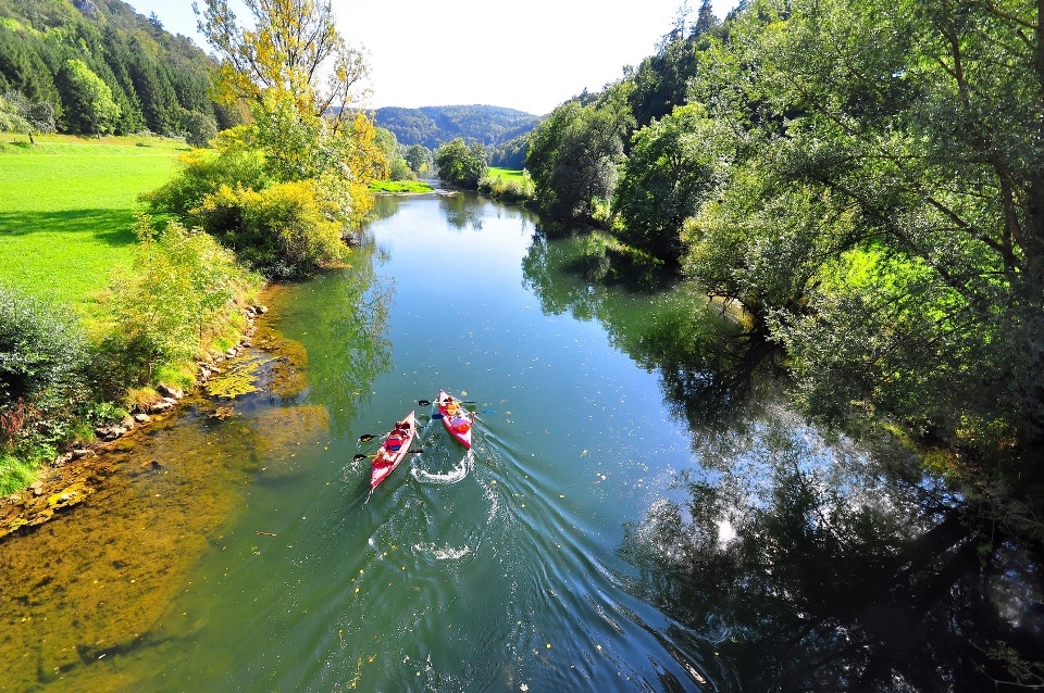 Paddelboote auf der Donau im Oberen Donautal bei Sigmaringen