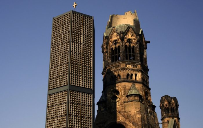 Ruine der Kaiser-Wilhelm-Gedächtniskirche mit dem neuen Glockenturm am Kurfürstendamm