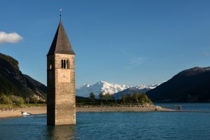 Kirchturm von Alt-Graun im Reschensee mit Ortler Bergmassiv