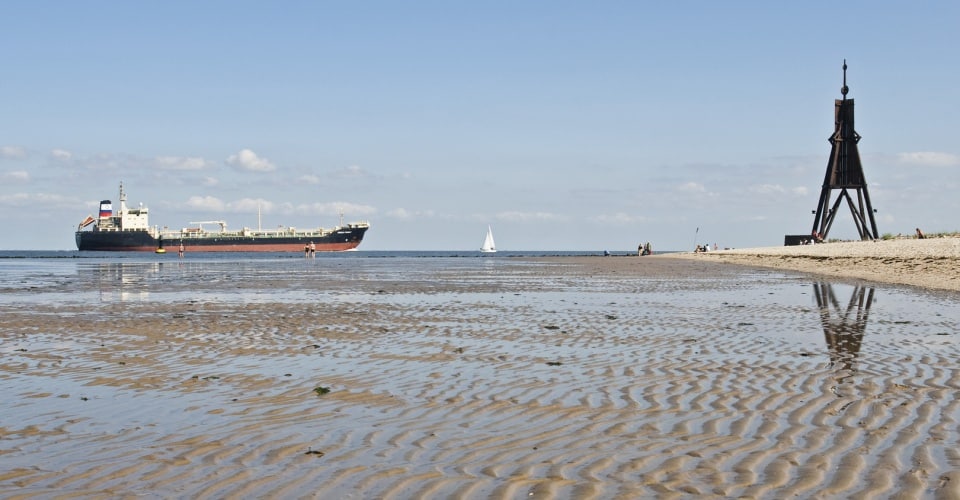 Schiffe an der Kugelbake in Cuxhaven