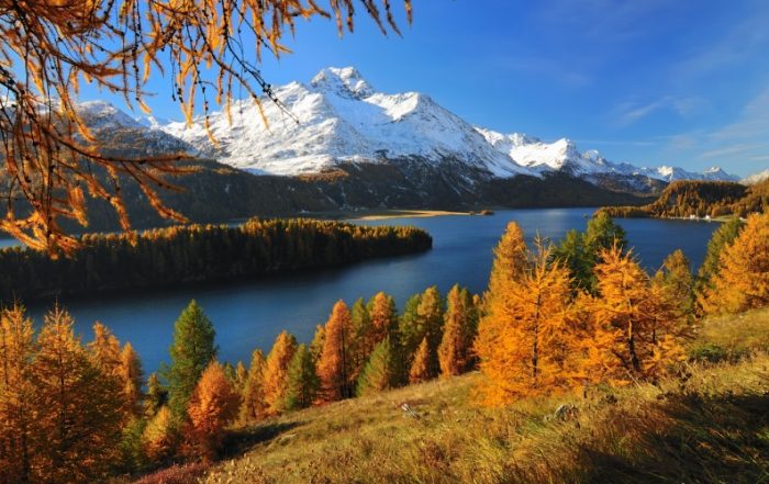 Silsersee im Engadin an einem schönen Herbsttag