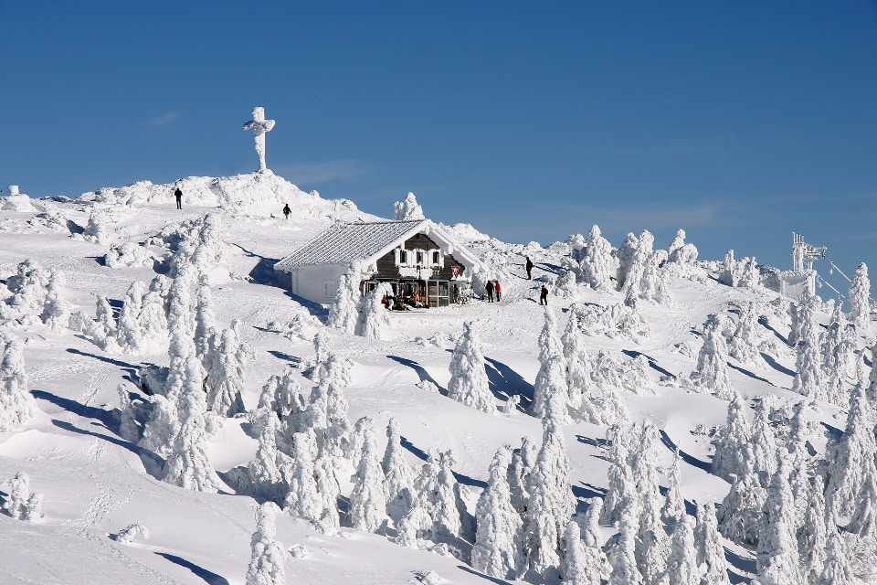 verschneite Berghütte im Winter