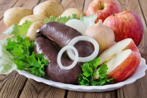 Traditionelle Zutaten für "Himmel un Ääd": Blutwurst, Äpfel, Zweibeln, Kartoffeln