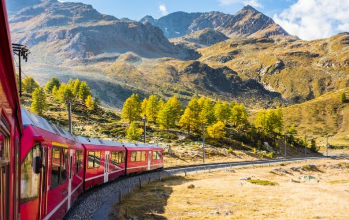 Zugfahrt im Herbst durch das Val Bernina, Graubünden, Schweiz