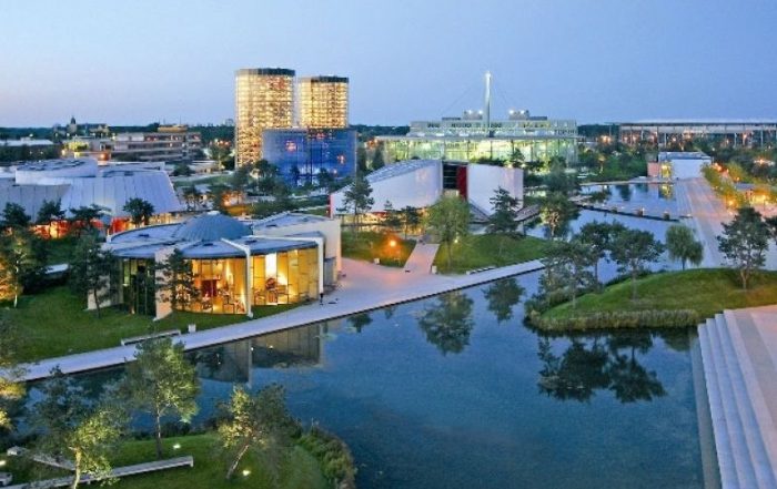 Autostadt Wolfsburg bei Dämmerung