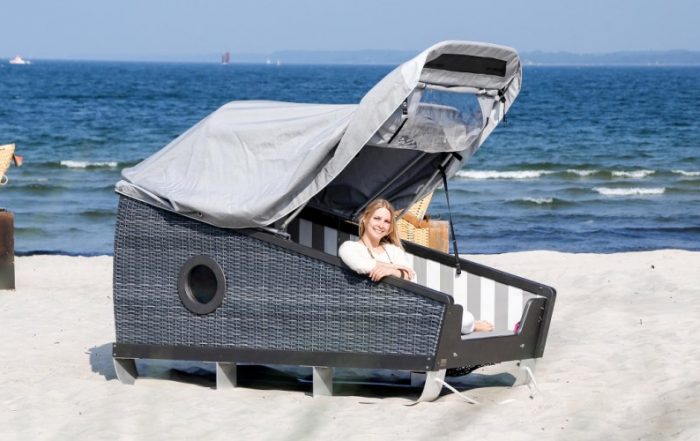 Schlafstrandkorb am Meer
