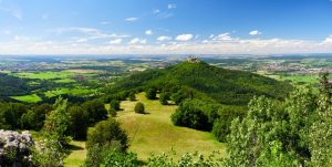 Blick über die Zollernalb mit der Burg Hohenzollern