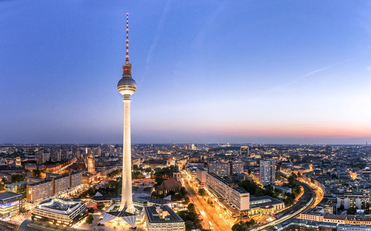 Berlin am Abend mit Blick auf den Fernsehturm