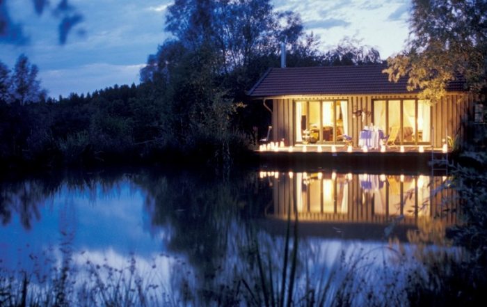 Bootshaus bei Nacht auf dem Hofgut Hafnerleiten, Bad Birnbach - Glamping