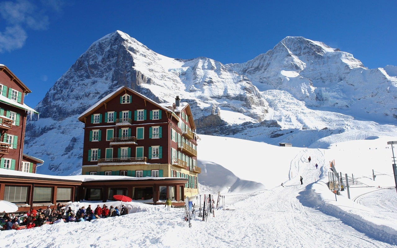 Kleine Scheidegg im Winter vor Eiger und Mönch im Berner Oberland