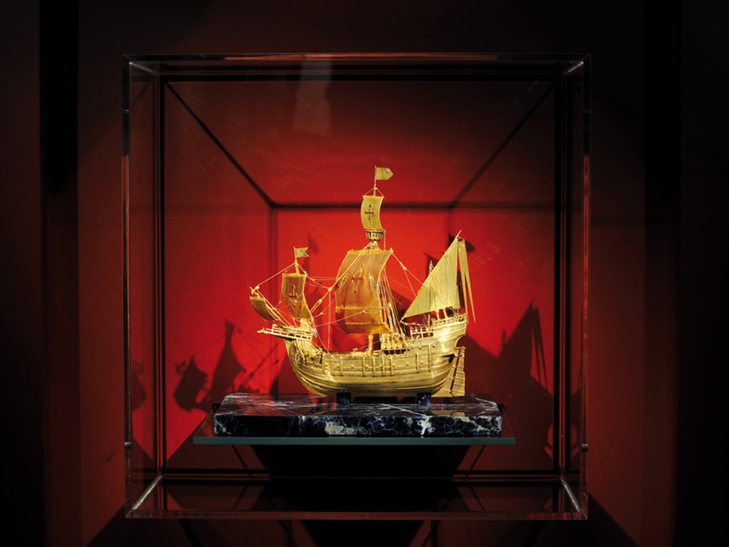 Das Internationale Maritime Museum, Die SANTA MARIA des Christoph Columbus aus purem Gold in der Schatzkammer auf Deck 8