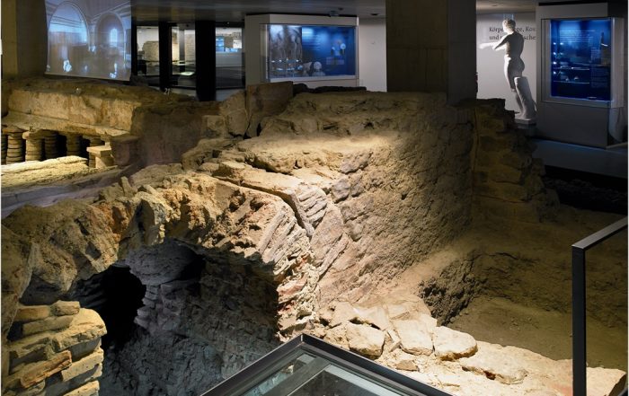Museum der Badekultur, Feuerstelle mit Blick in die Ausstellung