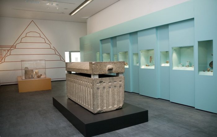 Roemer- und Pelizaeus-Museum Hildesheim, Blick auf den Sarkophag des Kaj-em-nofret