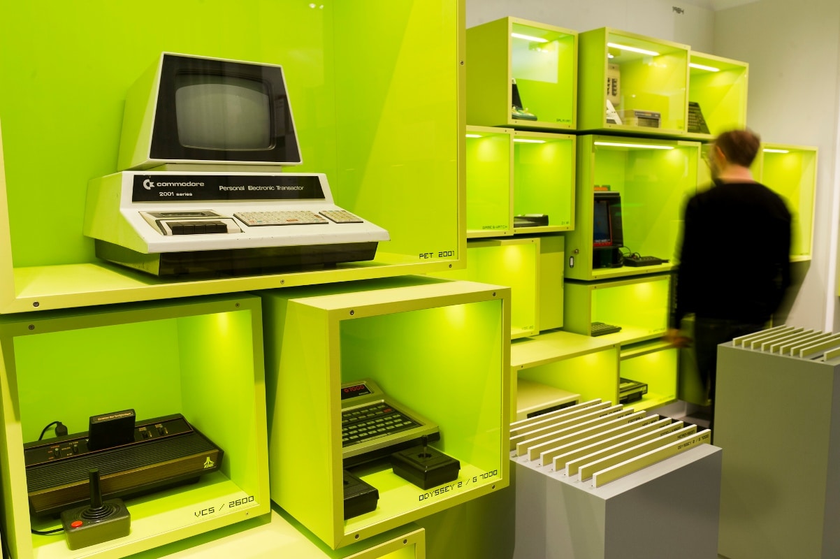 Meilensteine der Heimcomputer und Spielkonsolen ("Wall of Hardware") im Computerspielemuseum Berlin