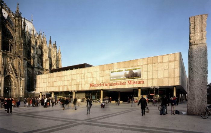 Das Römisch-Germanische Museum vom Roncalliplatz aus