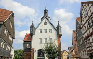 Rathaus in Schwalmstadt-Treysa - Bahnradweg Rotkäppchenland