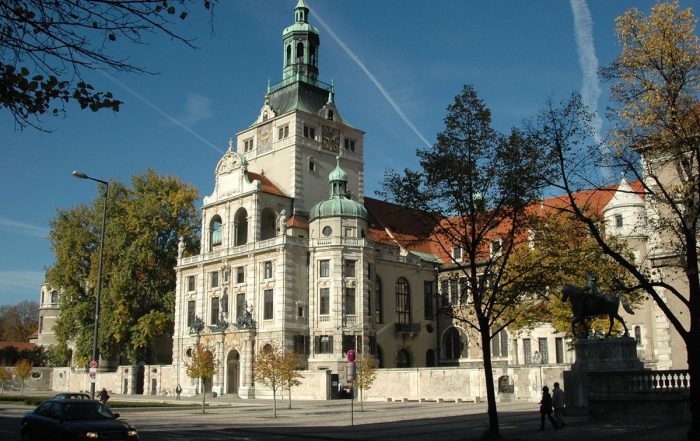 Bayerisches Nationalmuseum, Außenansicht mit "Forum" vor dem Museumseingang
