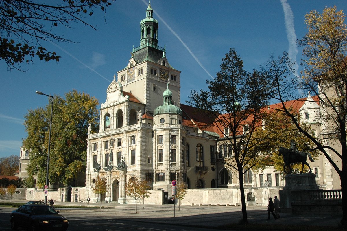 Bayerisches Nationalmuseum, Außenansicht mit "Forum" vor dem Museumseingang