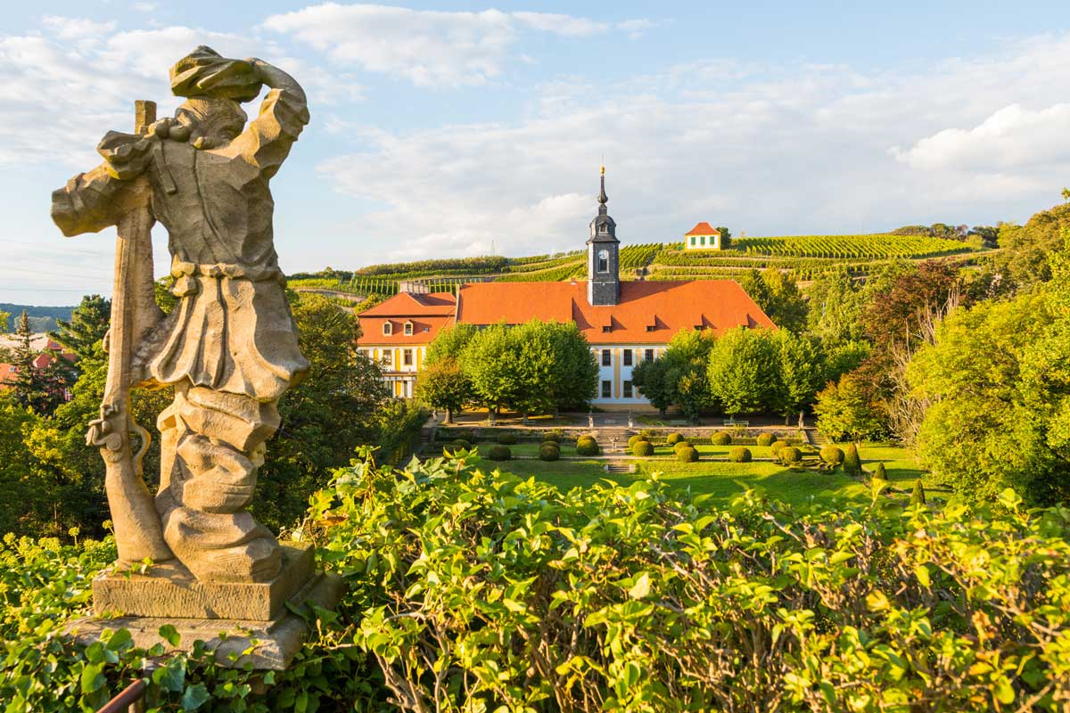 Blick auf das Barockschloss Seußlitz - Der Sächsische Weinwanderweg