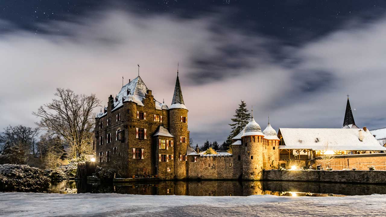 Winterliche Burg Satzvey - romantische Weihnachtsmärkte