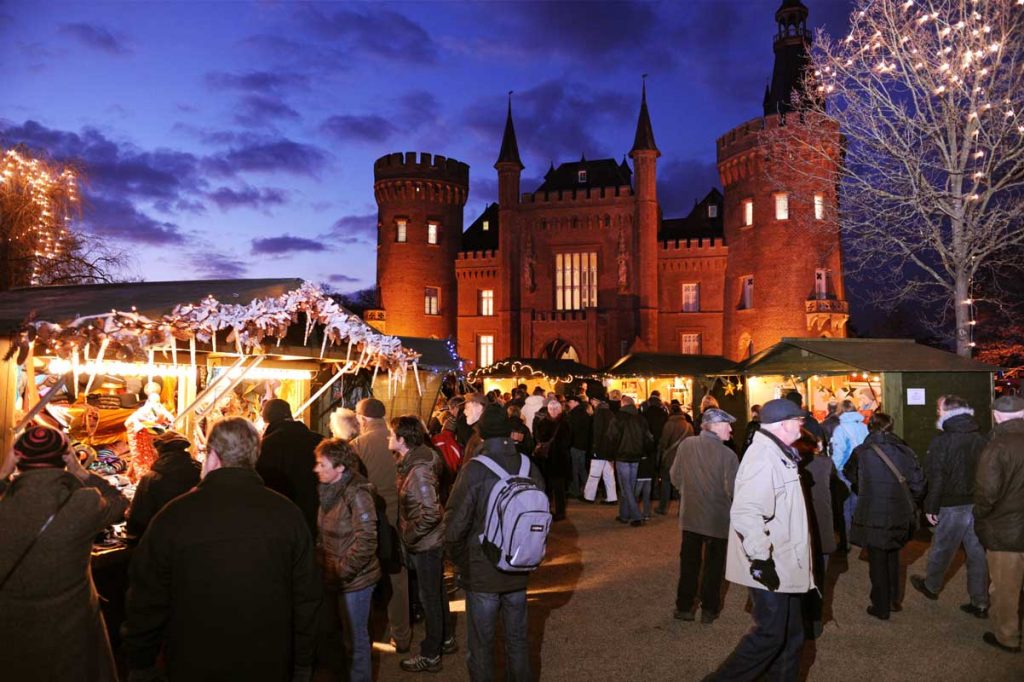Weihnachtsmarkt auf Schloss Moyland - romantische Weihnachtsmärkte