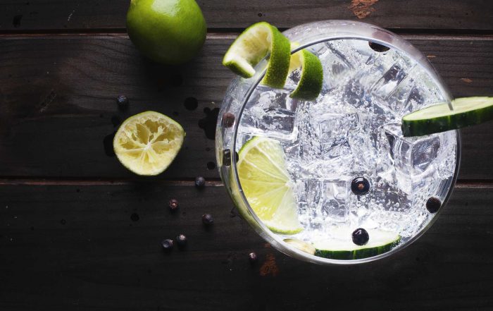 Gin auf Eis mit Limette