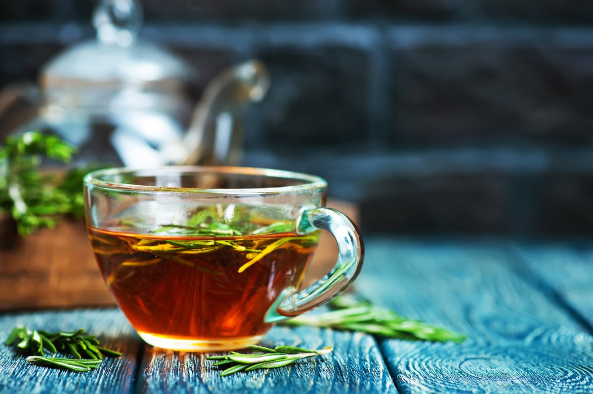 rosemary tea glastasse Kräuter