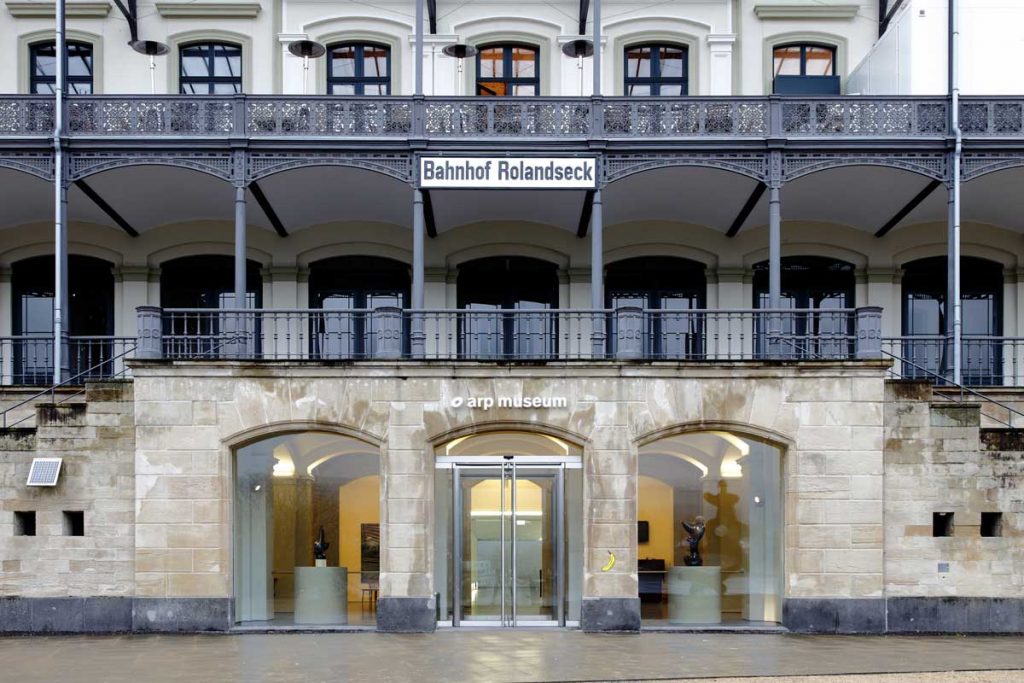 Das Arp Museum Bahnhof Rolandseck in Remagen