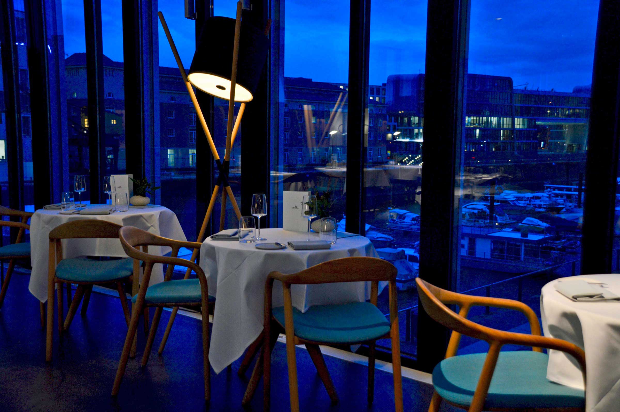 Tisch am Fenster im Restaurant Ox und Klee in Köln